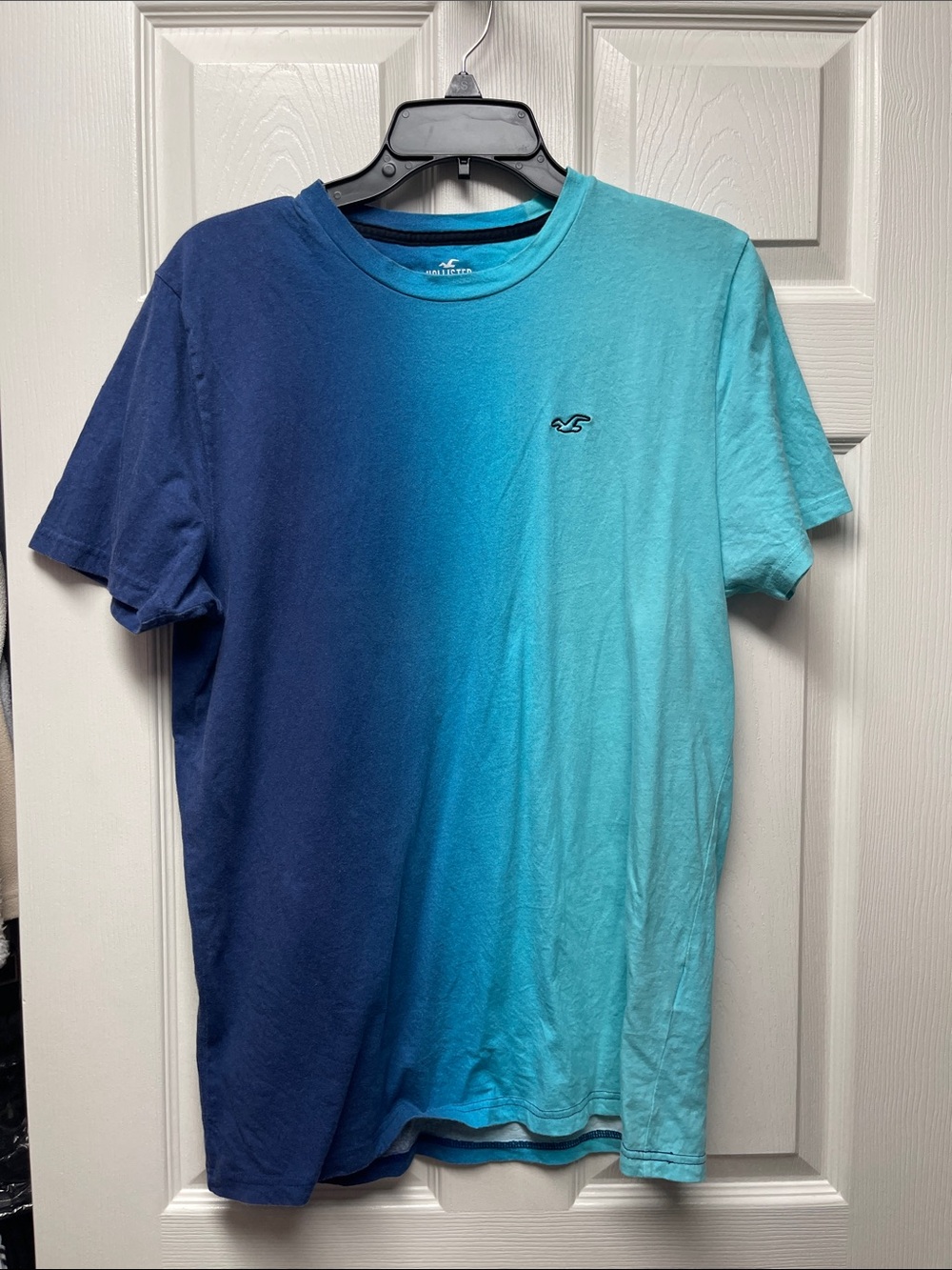 Hollister Men's Navy to Teal Ombre Crew Neck Tee